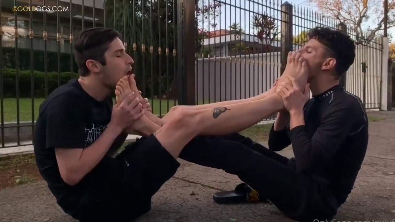 Tattoo Boys Public Feet Worship – Goldogs – Male Foot Fetish , Piss, Scat,  Kinky Videos